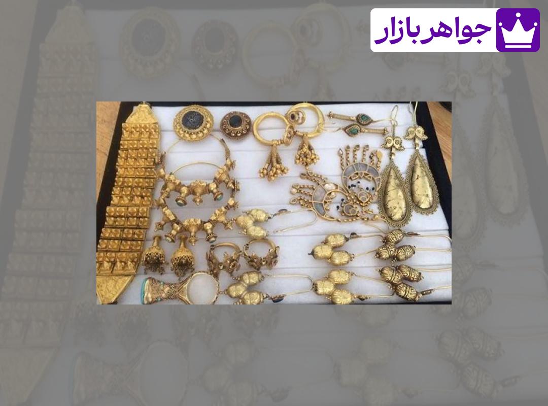 جواهرات در دوره ساسانیان توجه اساسی شاهان ساسانی به تاج و تخت خود بوده است، در نتیجه مجموعه ای ارزشمند از جواهرات و سنگهای قیمتی بر روی تاج پادشاهان دیده میشود.